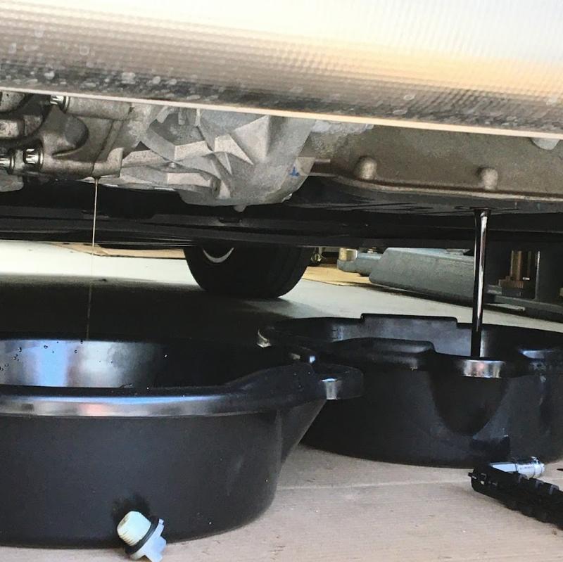 ミッションオイルとエンジンオイルを排出します。
