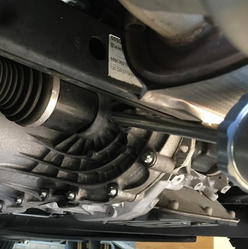 ギヤオイルとSOD-1Plusを注入します。
添加するだけで洗浄(汚れ分解)、コーティング(金属摩耗予防)、ゴム・シール等の柔軟性回復が出来ます。症状が悪化する前に予防添加をお勧めします。 