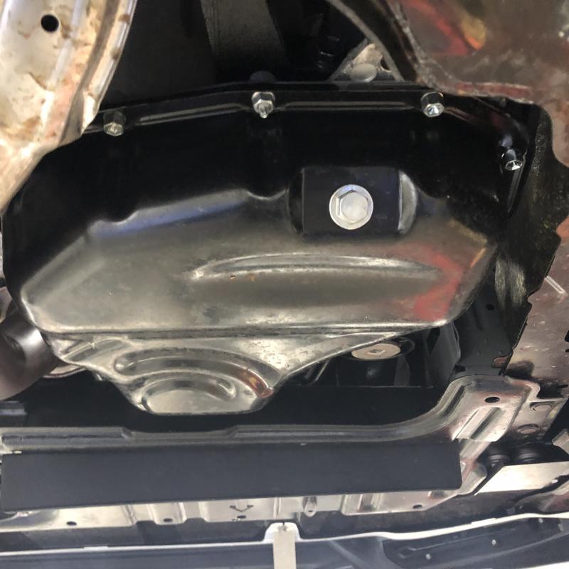 先ずはエンジンオイルを交換を行ないます。
