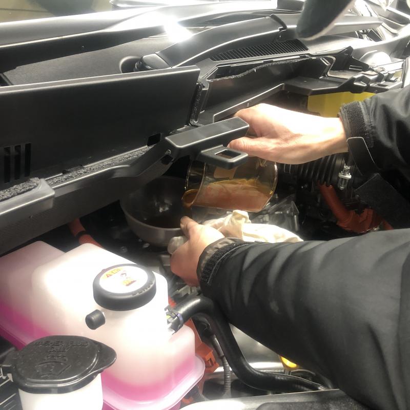 先にSOD-1Plusを添加していきます。
新車から添加することでオイル劣化で起こる汚れの堆積を防ぎ、内部を常に綺麗を保つことが出来ます。