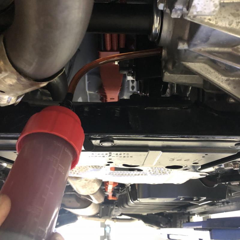 次にミッションにSOD-1Plusを添加します。
新車から添加することでオイル劣化を抑え金属摩耗による変速不具合となる鉄粉を予防しスムーズな走りを維持します。



