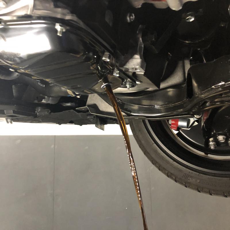 先ずはエンジンオイル交換を行ないます。
エンジンオイルを排出します。