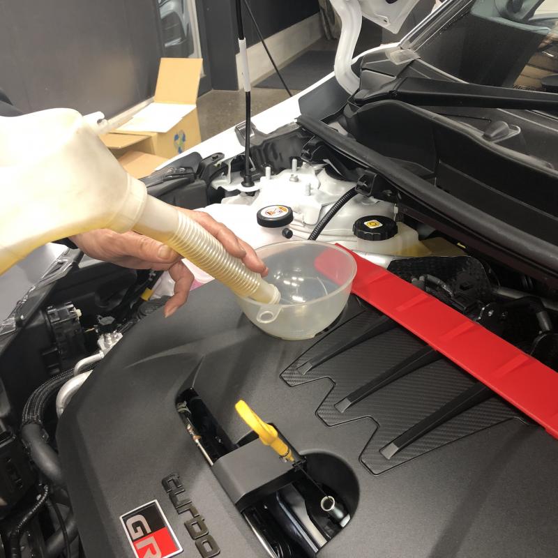 エンジンオイルを注入します。