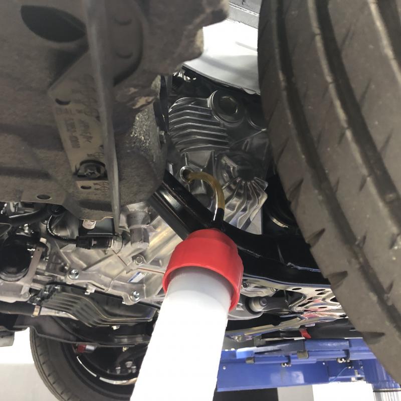 先にSOD-1Plusを添加します。
新車から添加することでオイル劣化を抑え金属摩耗による変速不具合となる鉄粉を予防しスムーズな走りを維持します。
