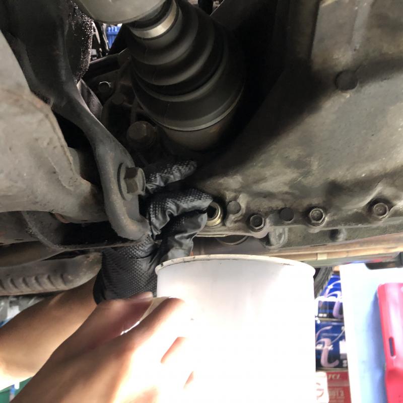 MTオイルを排出させます。