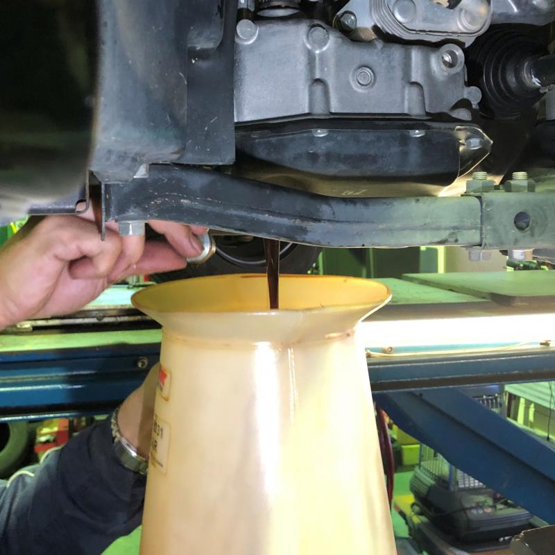 フルード交換を行ないます。
フルードをドレンから排出します。