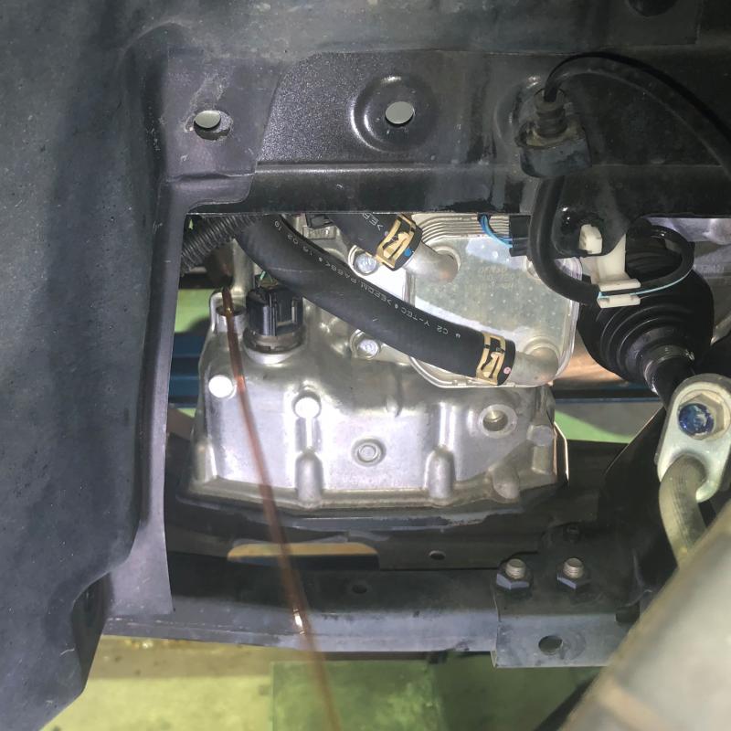 フルードとSOD-1Plusを注入します。
添加することでオイル劣化を抑え金属摩耗による変速不具合となる鉄粉を予防しスムーズな走りを維持します。