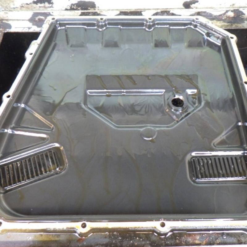 清掃前のオイルパンです。