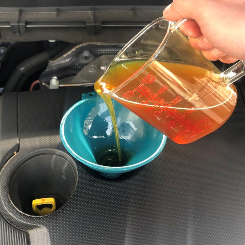 事前にエンジンオイル交換してもらっていたので、SOD-1Plus添加をします。
添加することでオイル劣化で起こる汚れの堆積を防ぎ、内部を常に綺麗を保つことが出来ます。