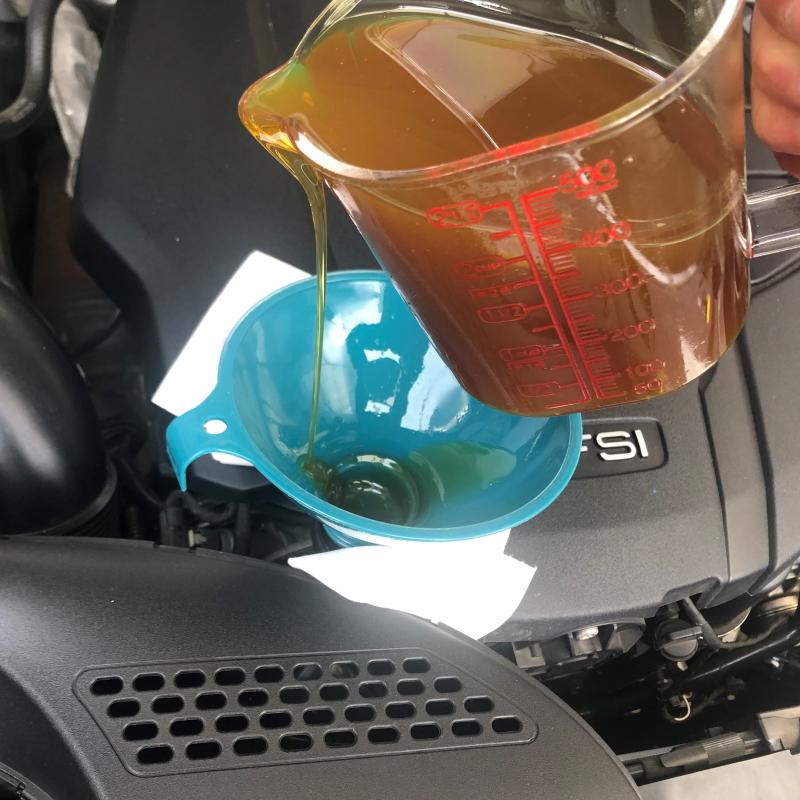 事前にエンジンオイル交換してもらっていたので、SOD-1Plus添加をします。
添加することでオイル劣化で起こる汚れの堆積を防ぎ、内部を常に綺麗を保つことが出来ます。