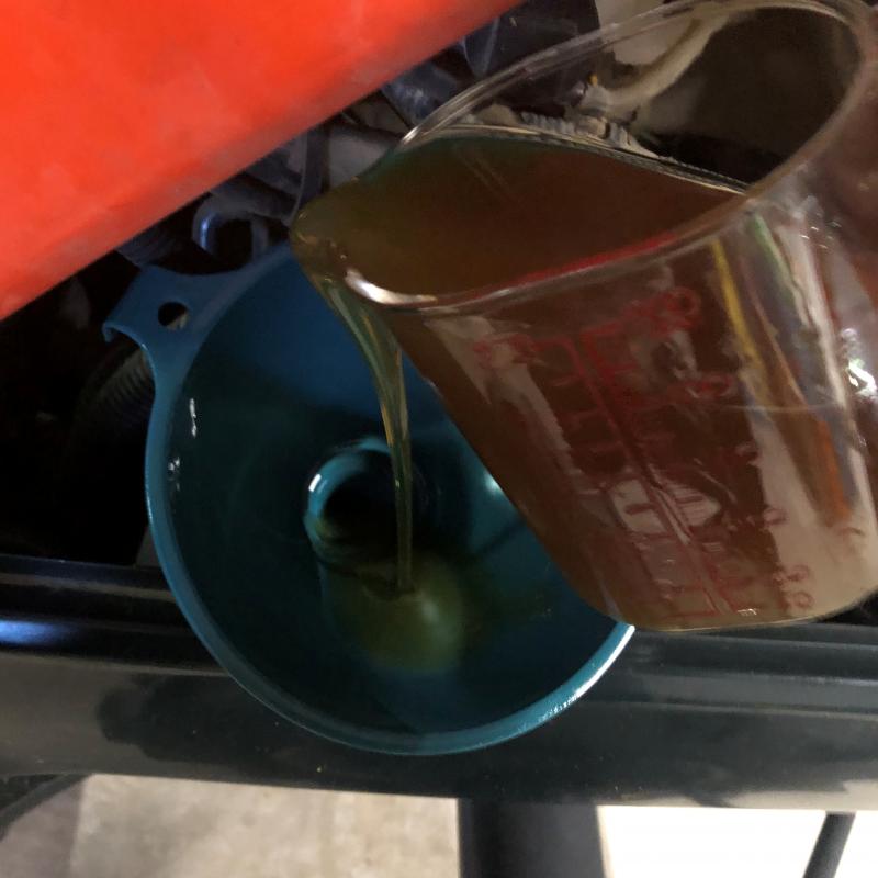 エンジンにSOD-1Plusを添加します。
添加することで汚れを除去し内部パーツの固着を改善することで完全燃焼に近づけカーボン溜まりやDPF目詰まりを抑制します。