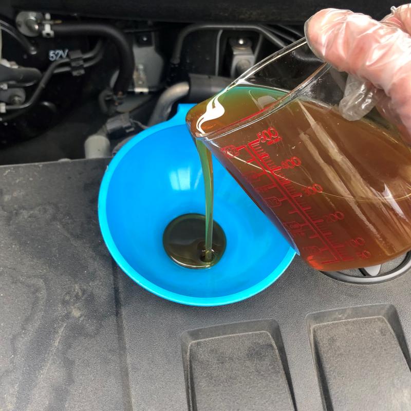 事前にエンジンオイル交換してもらっていたので、SOD-1Plus添加をします。
添加することでオイル劣化で起こる汚れの堆積を防ぎ、内部を常に綺麗を保つことが出来ます。