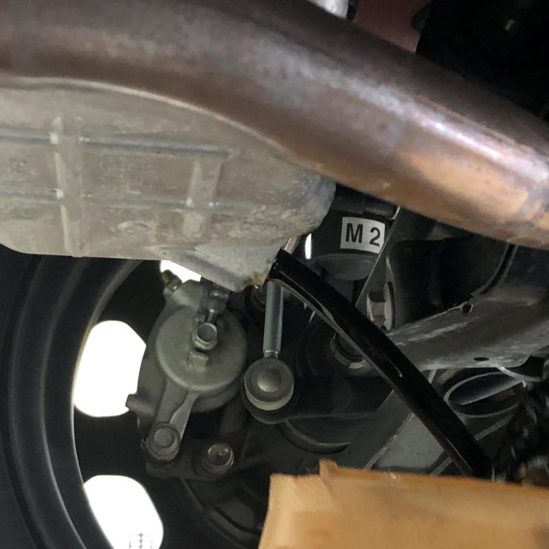 エンジンオイルを排出します。