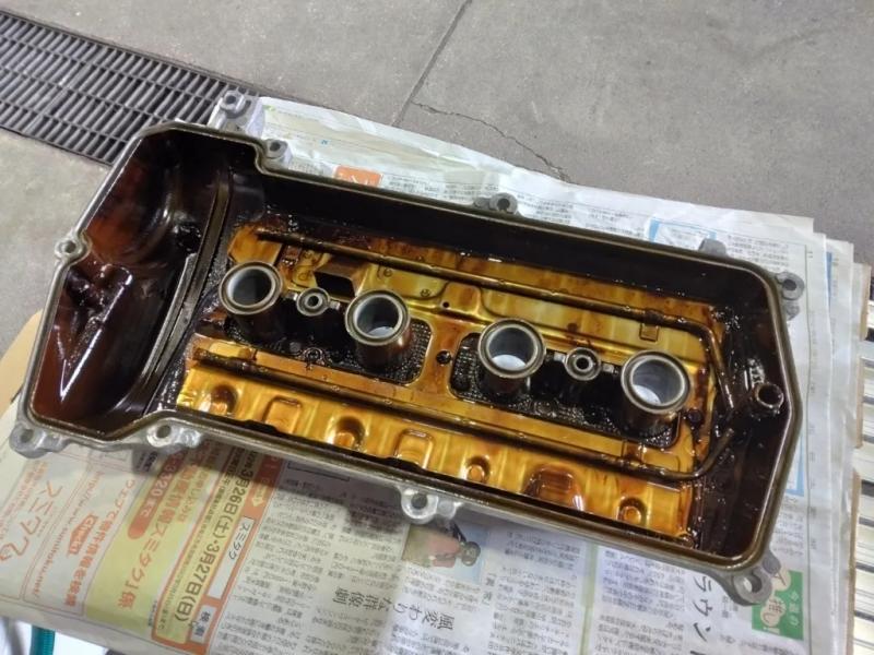 ヘッドカバーの裏側。