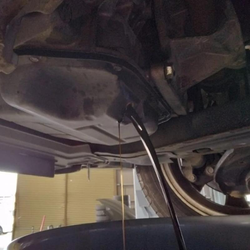 リフトアップしてエンジンオイルを排出。