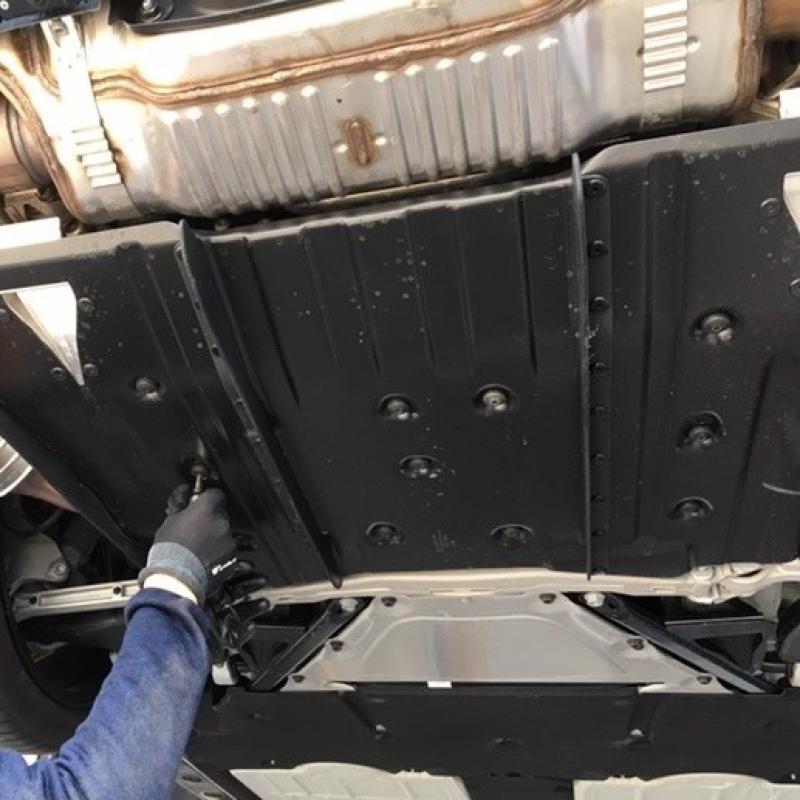 エンジンオイルとMTオイルを交換します。
エンジン下部アンダーカバーを脱着します。