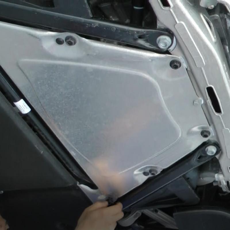 ミッション下部アンダーカバーを脱着します。