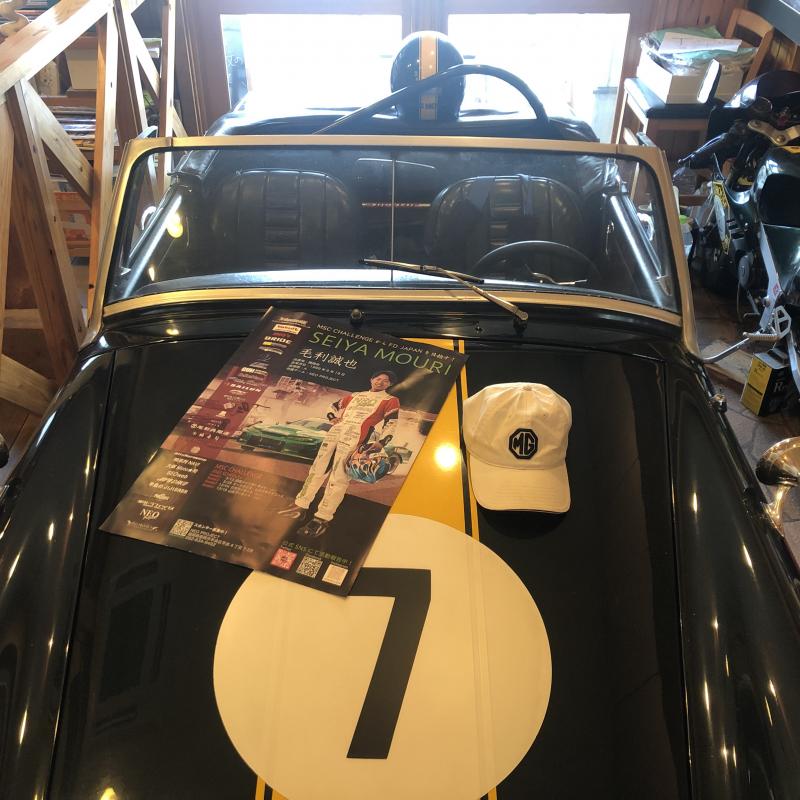 マスターの愛車でイギリスの名車MGミジェットも飾ってあります。
