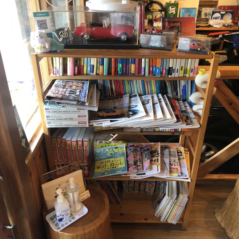 カー雑誌も豊富にあるので待ち時間にゆっくり読めます。