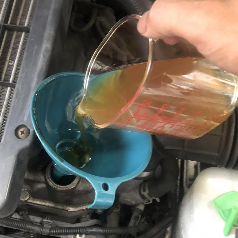 先にSOD-1Plusを添加します。
添加することでオイル劣化で起こる汚れの堆積を防ぎ、内部を常に綺麗を保つことが出来ます。