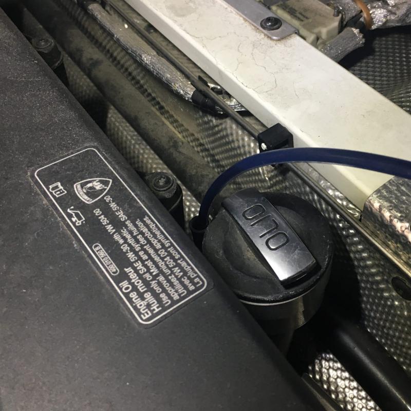 エンジンオイル交換とSOD-1Plus添加を行ないます。
エンジンオイルを抜き取りします。