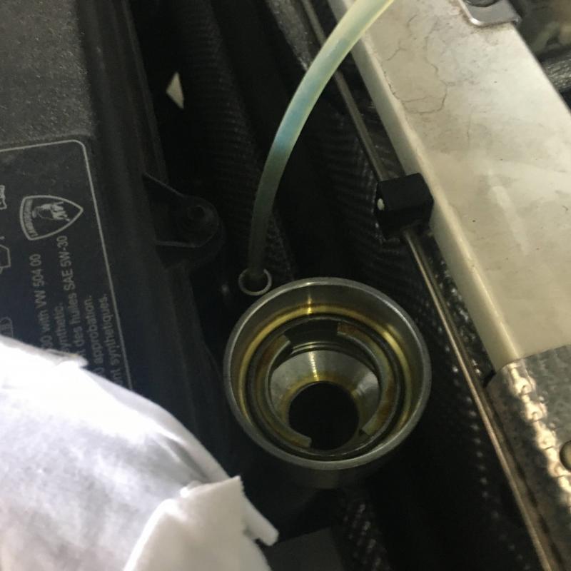 エンジンオイルを注入します。
最後に油量を確認して終了です。