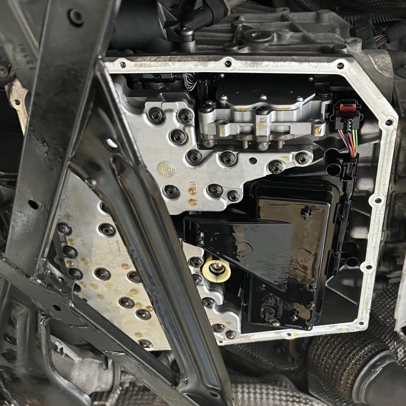 オイルパンを脱着しストレーナーを交換します。