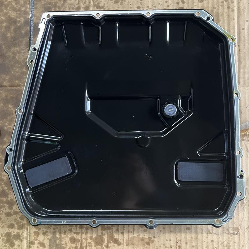 清掃後オイルパンを取り付けます。