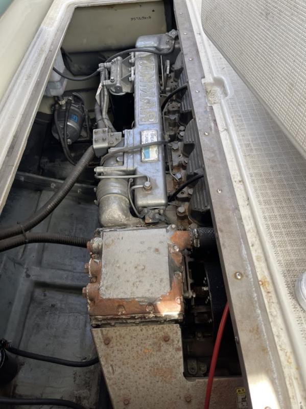 ６ＣＸエンジン。使用オイル量は約３０Ｌ
ＳＯＤ－１ＭＡＲＩＮＥの使用量は３Ｌ。
３０Ｌ＝オイル２７Ｌ＋ＳＯＤ－１ＭＡＲＩＮＥ３Ｌ