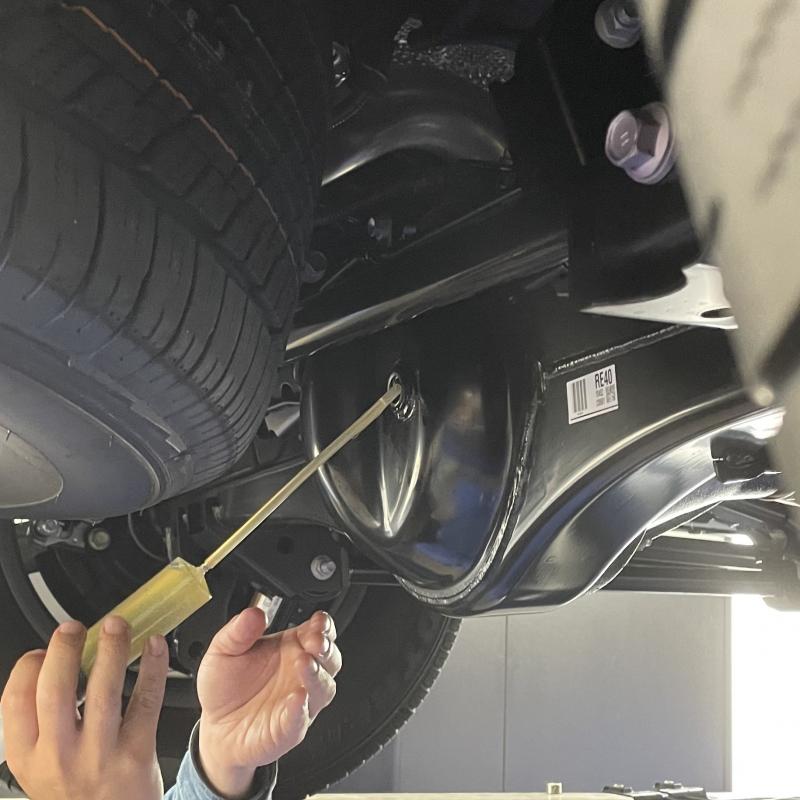 リアデフにSOD-1Plus添加。
新車から添加することでオイル劣化を抑え金属接触による異音の発生緩和します。