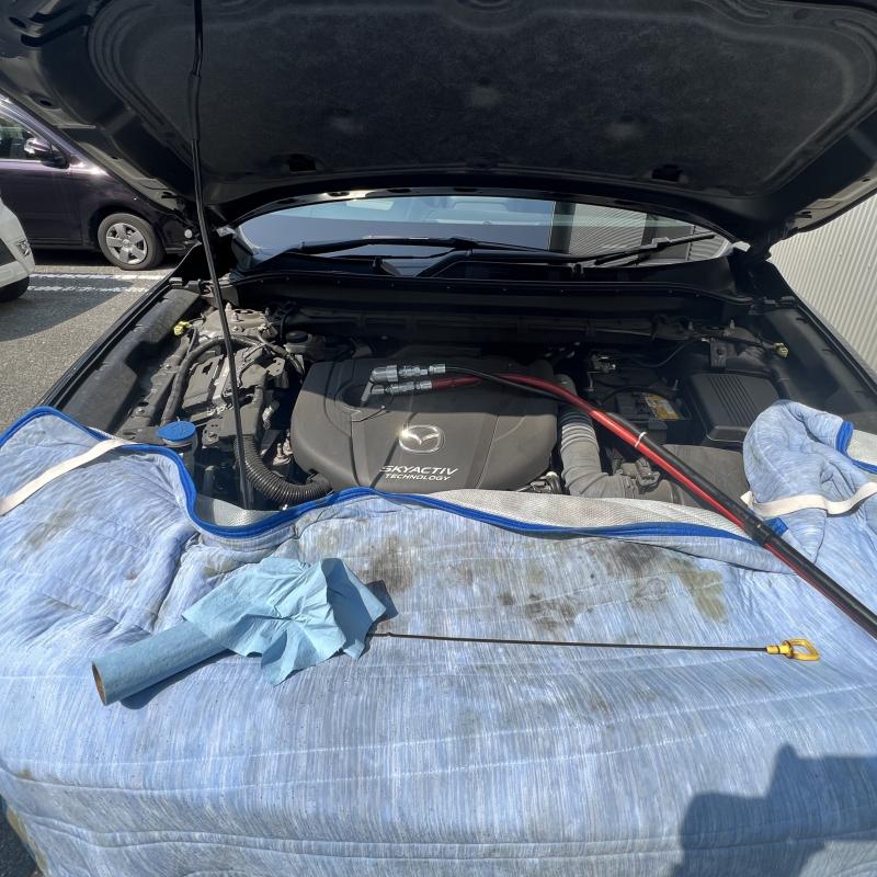 エンジンオイルを排出します。
