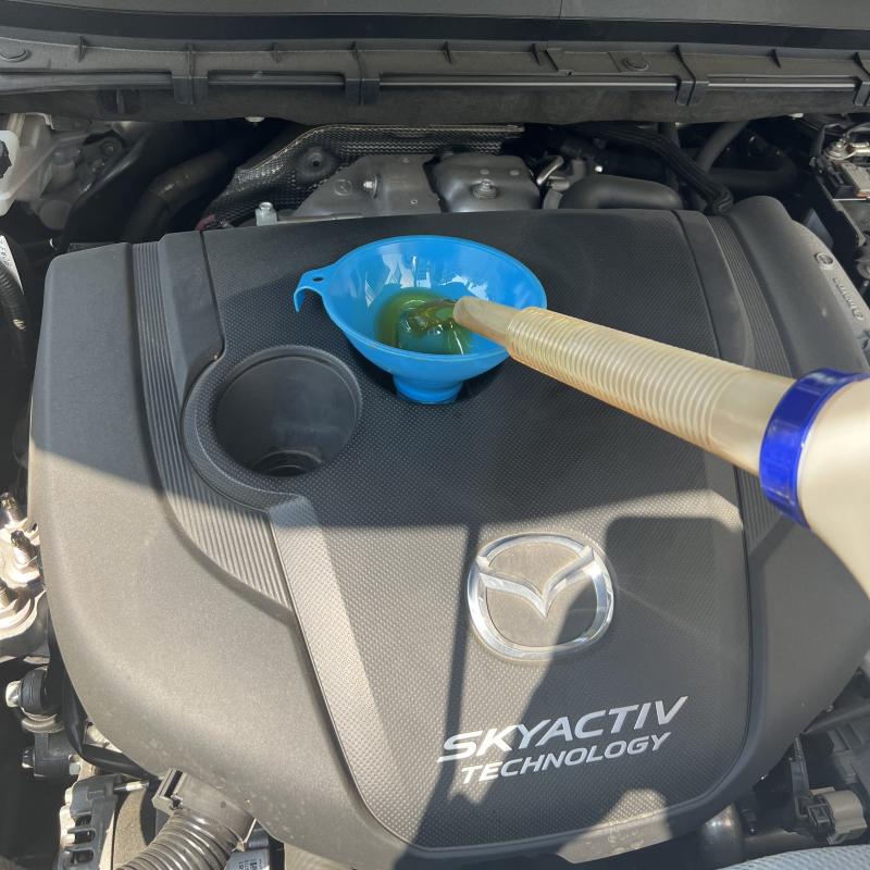 エンジンオイルを注入します。
