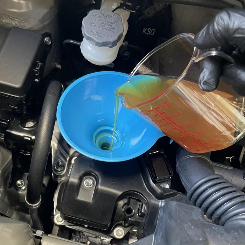 エンジンにSOD-1Plus添加。
新車から添加することでオイル劣化で起こる汚れの堆積を防ぎ、内部を常に綺麗を保つことが出来ます。 