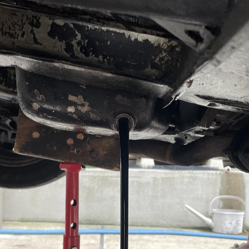 エンジンオイル排出の様子。
数千キロしか走っていませんが、ブローバイガスで真っ黒になっています。