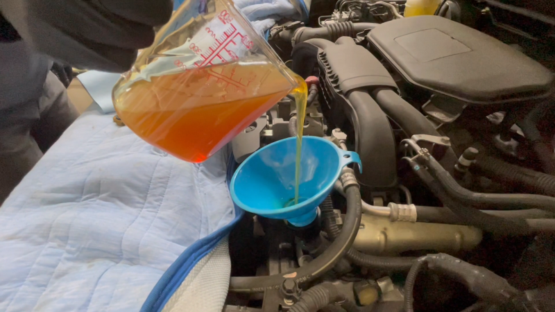 エンジンへ添加の様子。