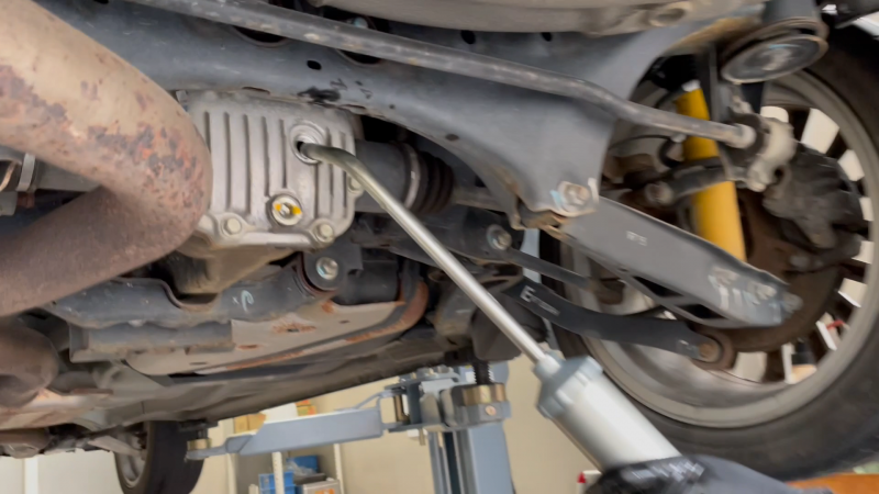 リアデフへ添加の様子。