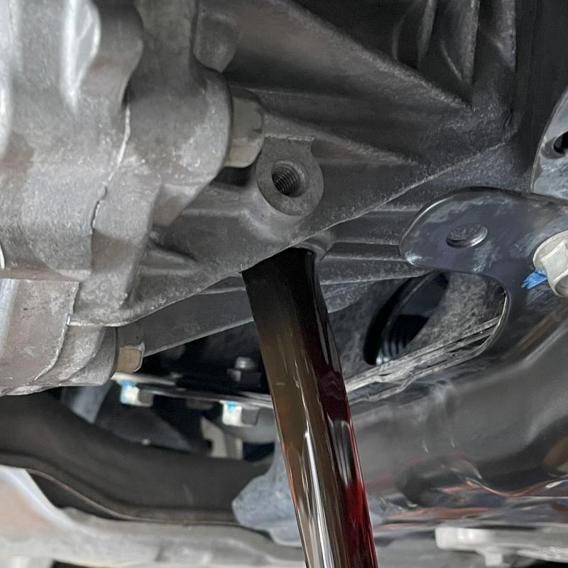 フロントデフオイル排出の様子。
SOD-1Plus添加することでオイル劣化を抑え金属接触による異音の発生緩和します。
※交換時期は2年又は走行距離5万kmをおすすめします。