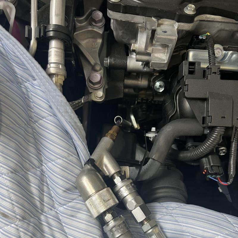 エンジンオイル排出の様子。
※エンジンオイル交換時期は6カ月又は走行距離5千kmをおすすめします。