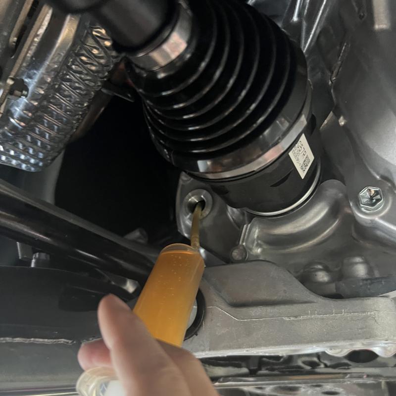 SOD-1Plus添加のみの様子。
添加することでオイル劣化を抑え金属摩耗による変速不具合となる鉄粉を予防しスムーズな走りを維持します。
