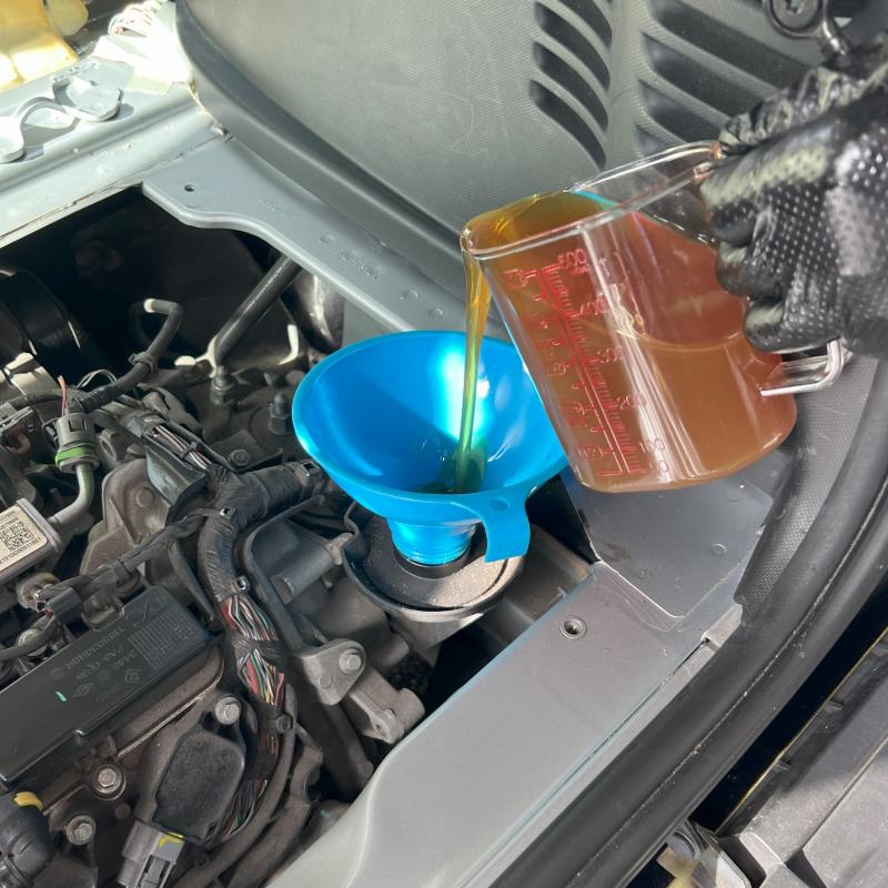 SOD-1Plus添加の様子。
※添加することでオイル劣化で起こる汚れの堆積を防ぎ、内部を常に綺麗を保つことが出来ます。 