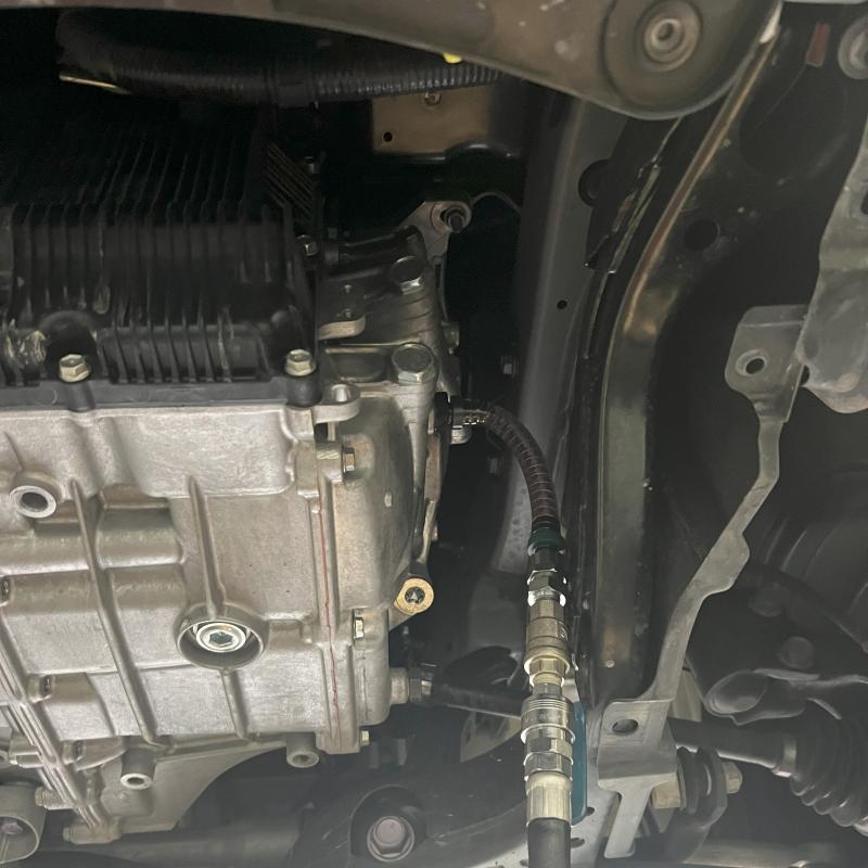 CVTオイル交換とSOD-1 Plus添加の様子。 
添加することでオイル劣化を抑え金属摩耗による変速不具合となる鉄粉を予防しスムーズな走りを維持します。