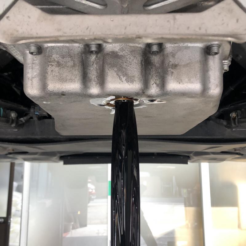 エンジンオイル排出の様子。
※エンジンオイル交換時期は6カ月又は走行距離5千kmをおすすめします。 