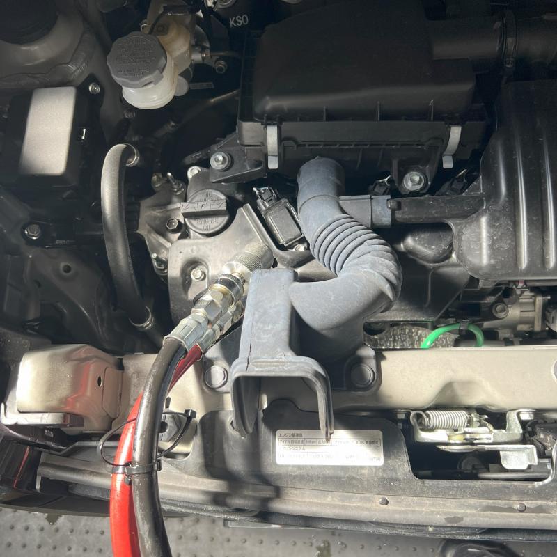 エンジンオイル交換の様子。
※エンジンオイル交換時期は6カ月又は走行距離5千kmをおすすめします。 