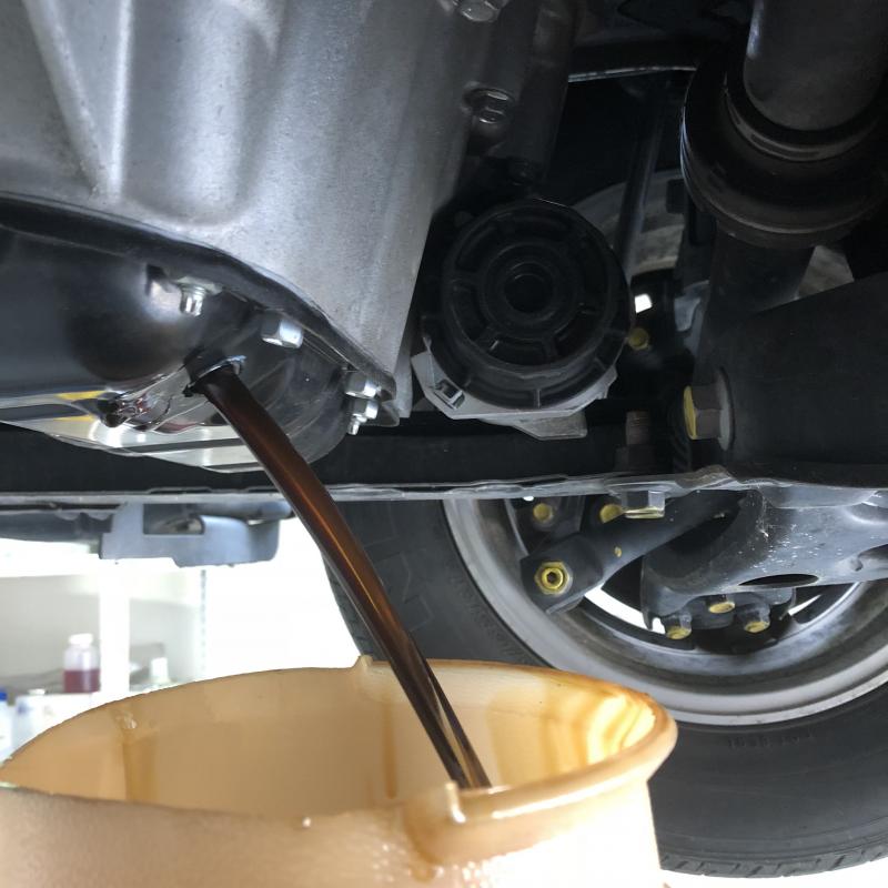 エンジンオイル排出の様子。
※エンジンオイル交換時期は6カ月又は走行距離5千kmをおすすめします。 