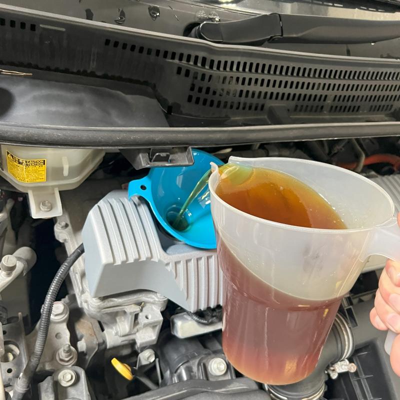 エンジンオイル注入の様子。