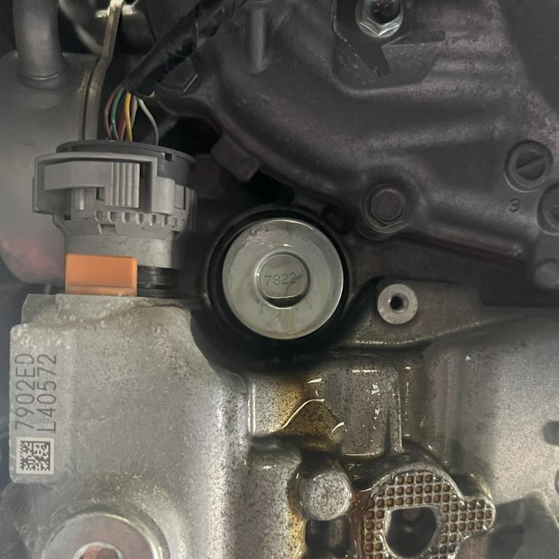 CVTオイル排出とリターンフィルター交換の様子。
※交換時期は2年又は2万㎞をおすすめします。 