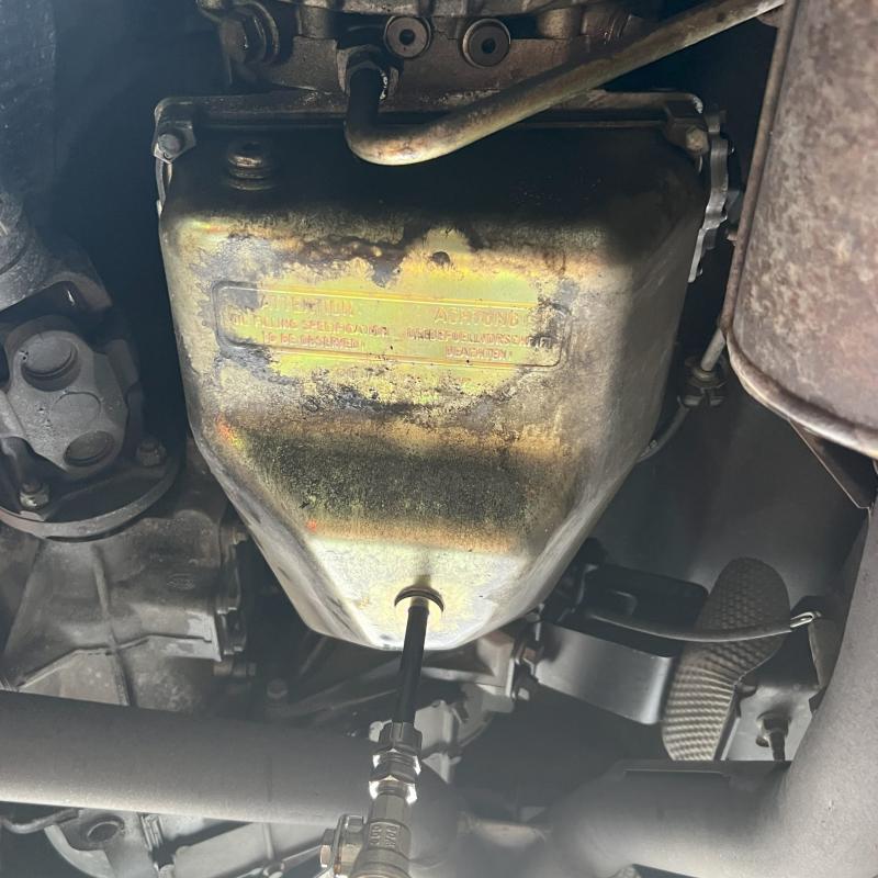 ATオイル交換とSOD-1Plus添加の様子。
添加することでオイル劣化を抑え金属摩耗による変速不具合となる鉄粉を予防しスムーズな走りを維持します。
