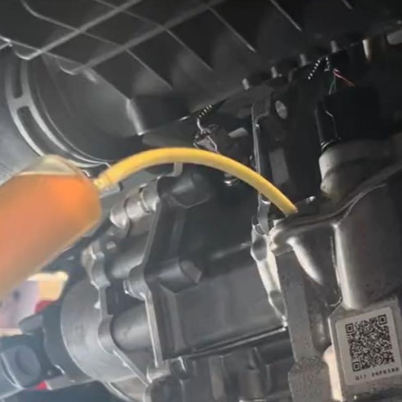  CVTにSOD-1Plusを添加。
新車から添加することでオイル劣化を抑え金属摩耗による変速不具合となる鉄粉を予防しスムーズな走りを維持します。
