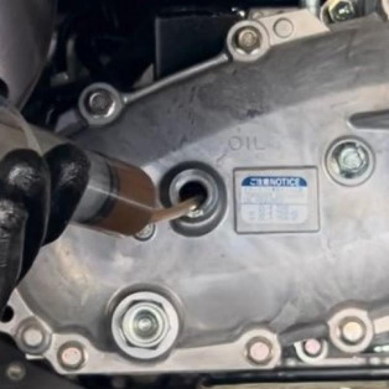 トランスファーにSOD-1Plusを添加。
新車から添加することで金属摩耗を抑え動力伝達ロスを改善します。 