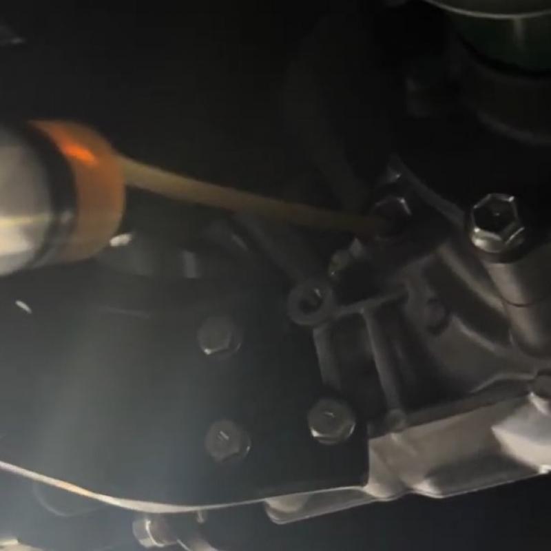 フロントデフにSOD-1Plusを添加。
新車から添加することでオイル劣化を抑え金属接触による異音の発生緩和します。